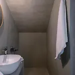 Willa Dio Escapes Poúlithra