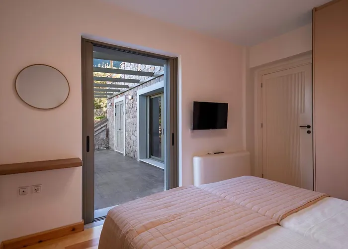 Dio Escapes Poúlithra