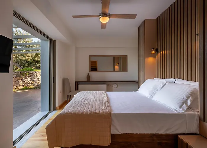 Dio Escapes Villa Poúlithra