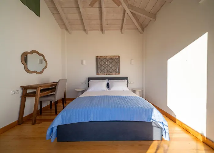 Dio Escapes Poúlithra